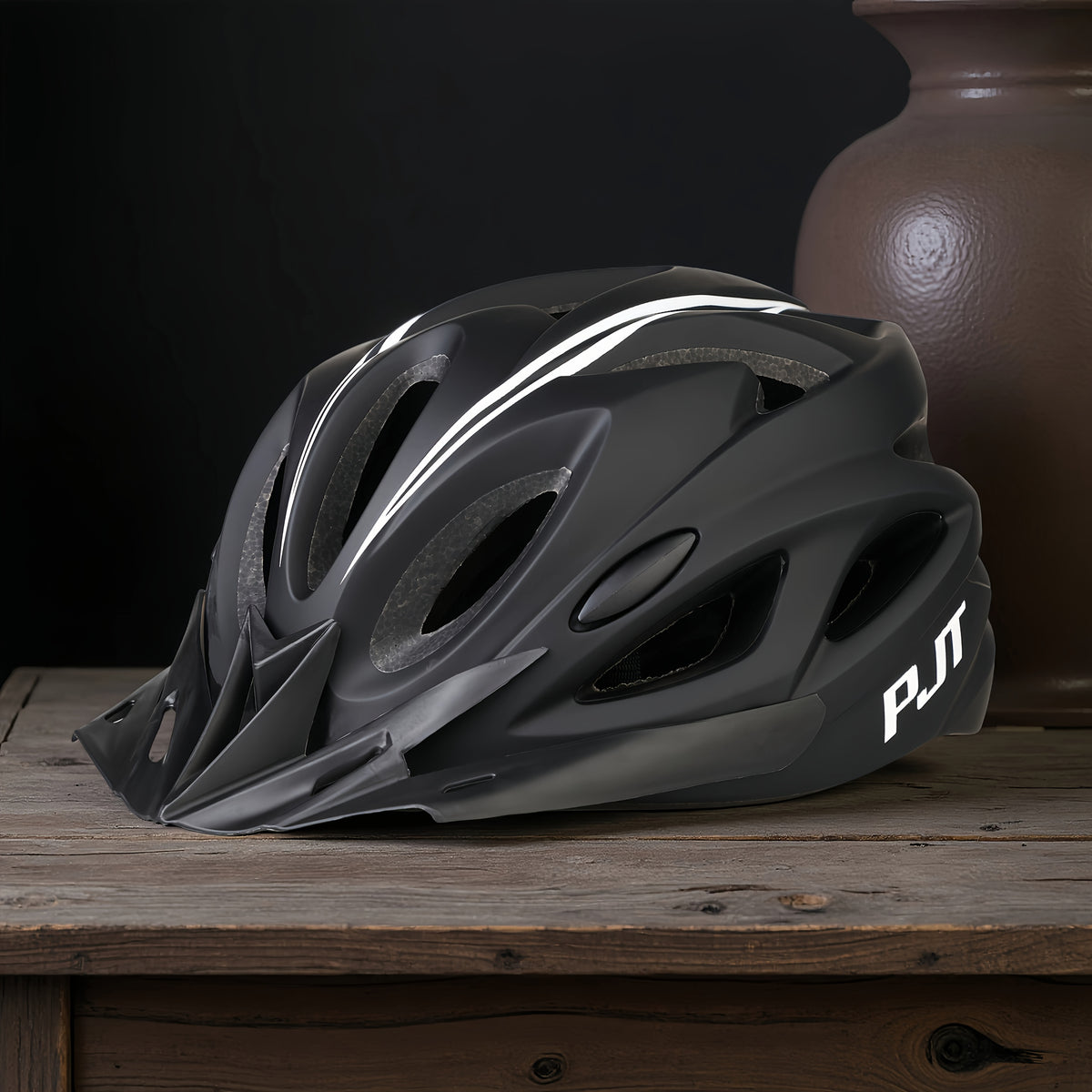The PJT Bike Helmet Features a Detachable Visor And Meets CPSC\u002FCE Standards, Offering High-Quality Protection with a 0.7Mm Thick PC And a 501 Density EPS Surface Treated with a Matte Finish. It Includes Tested Safety Straps, an Adjustment System